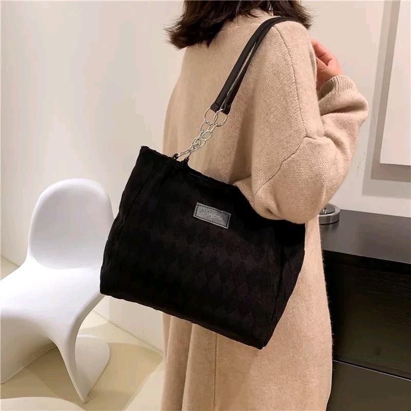 Túi xách đeo vai vải nhung  thời trang mới nhất hiện nay