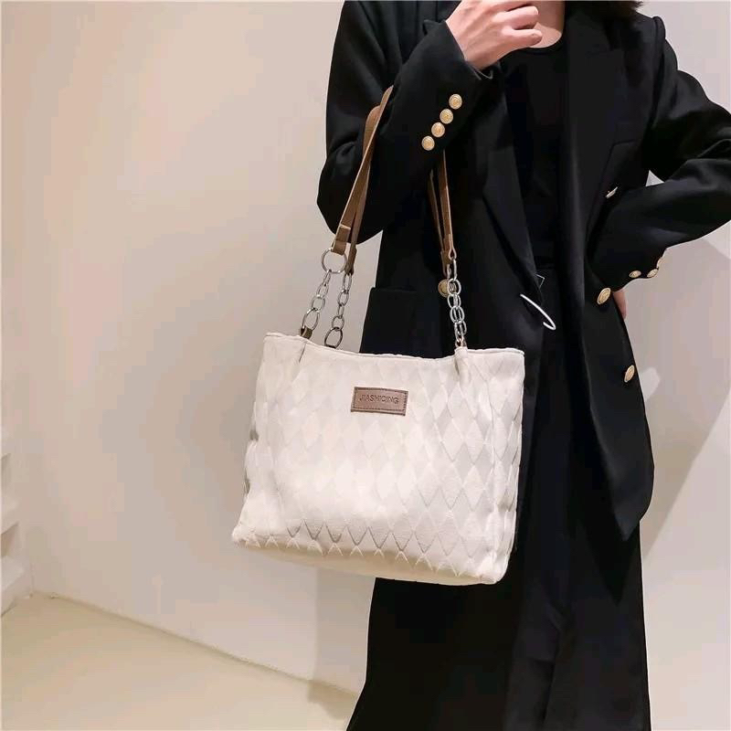 Túi xách đeo vai vải nhung  thời trang mới nhất hiện nay