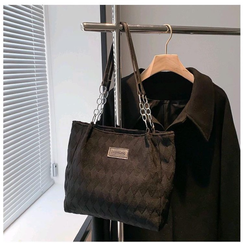 Túi xách đeo vai vải nhung  thời trang mới nhất hiện nay