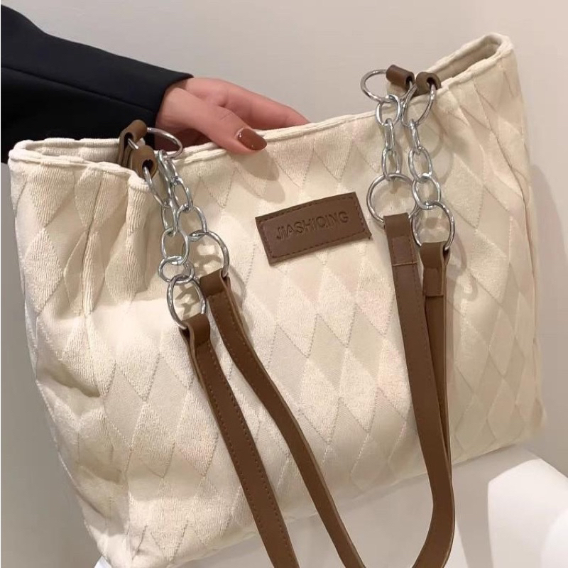 Túi xách đeo vai vải nhung  thời trang mới nhất hiện nay