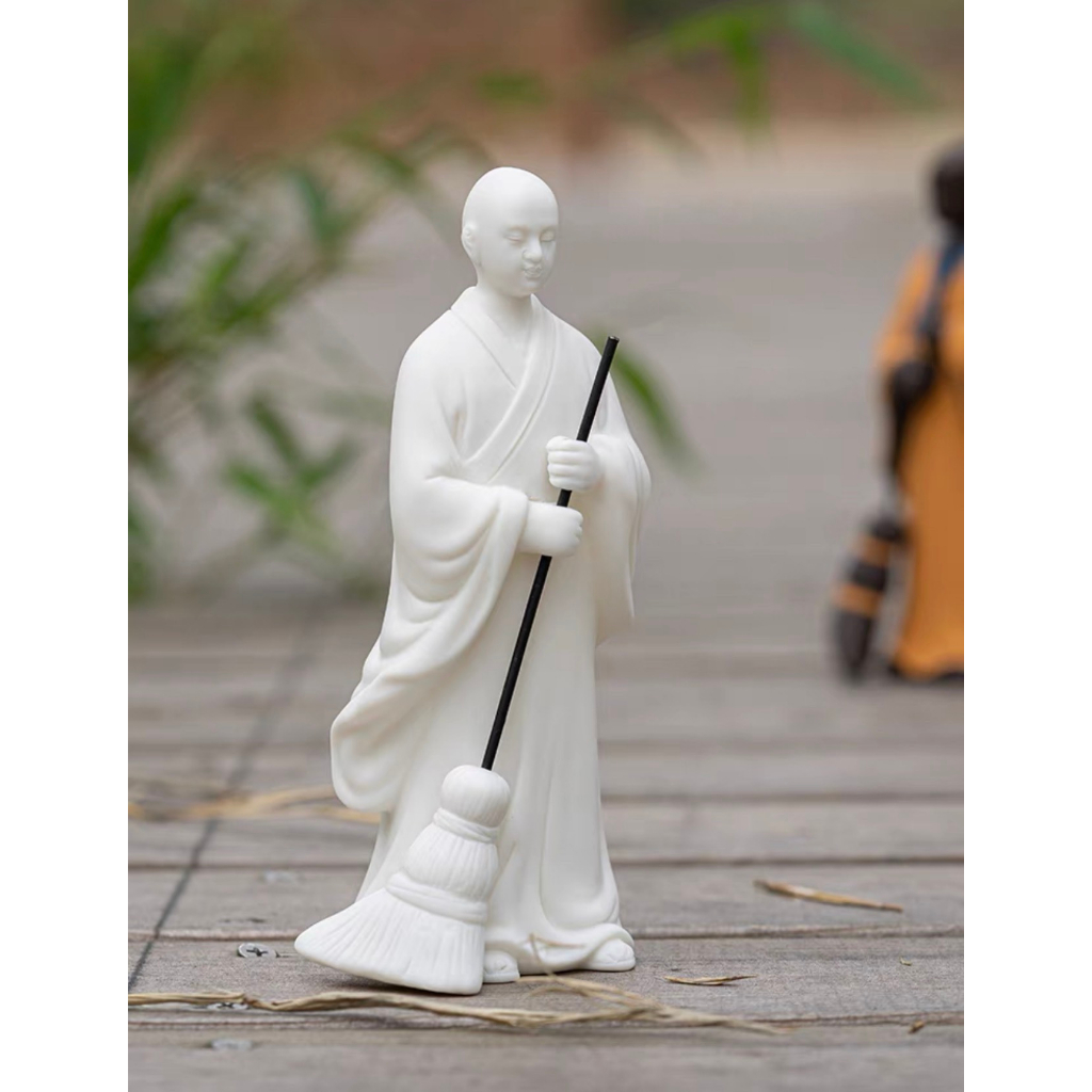 Sư Thầy Quét Lá An Yên