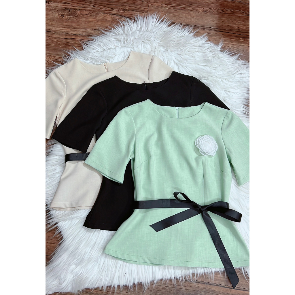 Áo peplum ngắn tay kèm hoa cài và dây nơ thắt eo