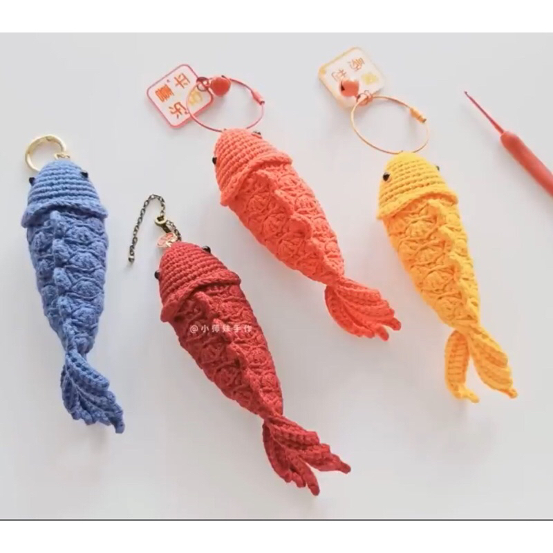 Móc khoá cá chép bằng len giống hình