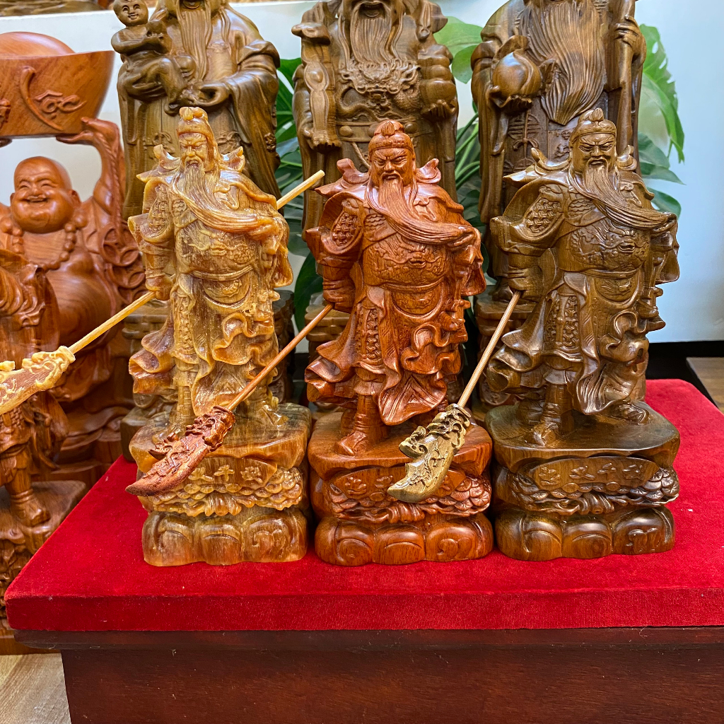 Tượng gỗ quan công xách đao cao 20cm