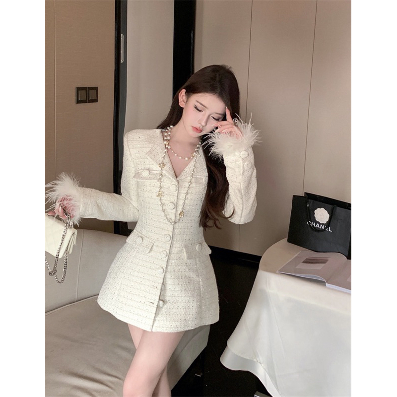 Váy dạ tweed Y.S.L phim Celebrity, cúc bọc tay phối lông vũ sang chảnh