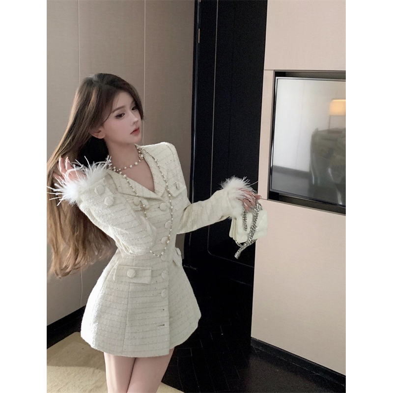 Váy dạ tweed Y.S.L phim Celebrity, cúc bọc tay phối lông vũ sang chảnh