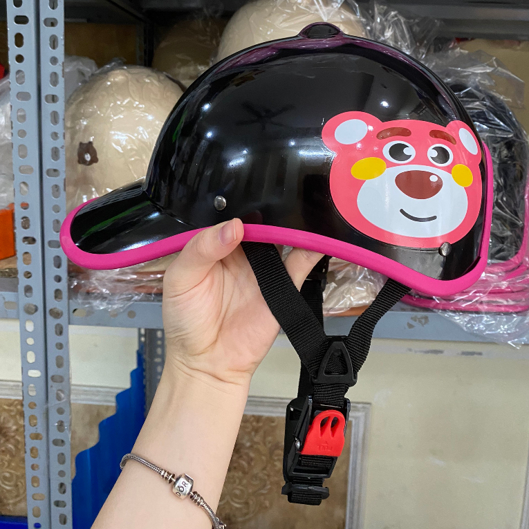 Mũ Bảo Hiểm Gấu Dâu Lưỡi Trai - Nón Bảo Hiểm Nửa Đầu Nam Nữ Thời Trang