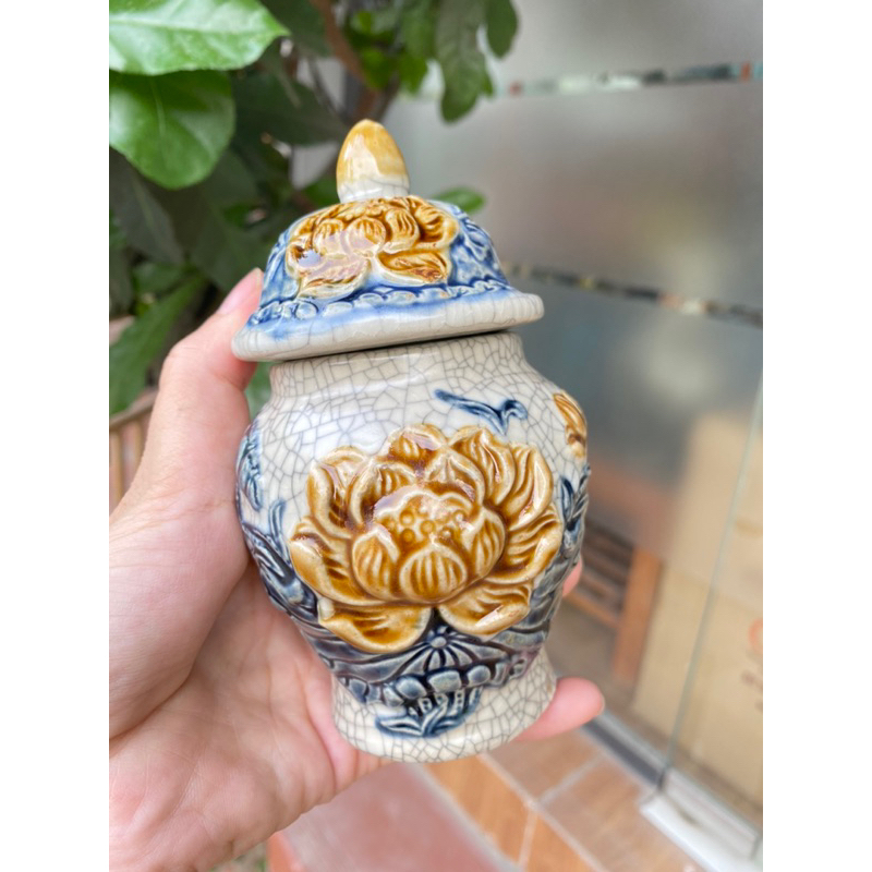 Choé thờ men rạn đắp nổi hoa sen: đựng muối, gạo, nước