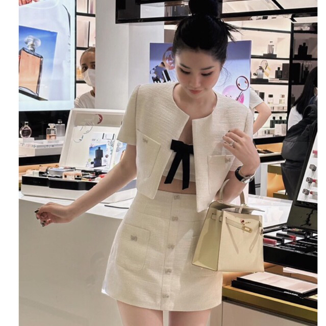 JENNYCLOSET | SET 3 MÓN : Áo khoác dạ tweed dáng crotop + Áo quây  + Chân váy chữ  A đính nơ đá tiểu thư