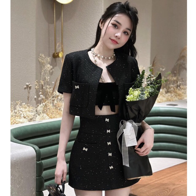 JENNYCLOSET | SET 3 MÓN : Áo khoác dạ tweed dáng crotop + Áo quây  + Chân váy chữ  A đính nơ đá tiểu thư