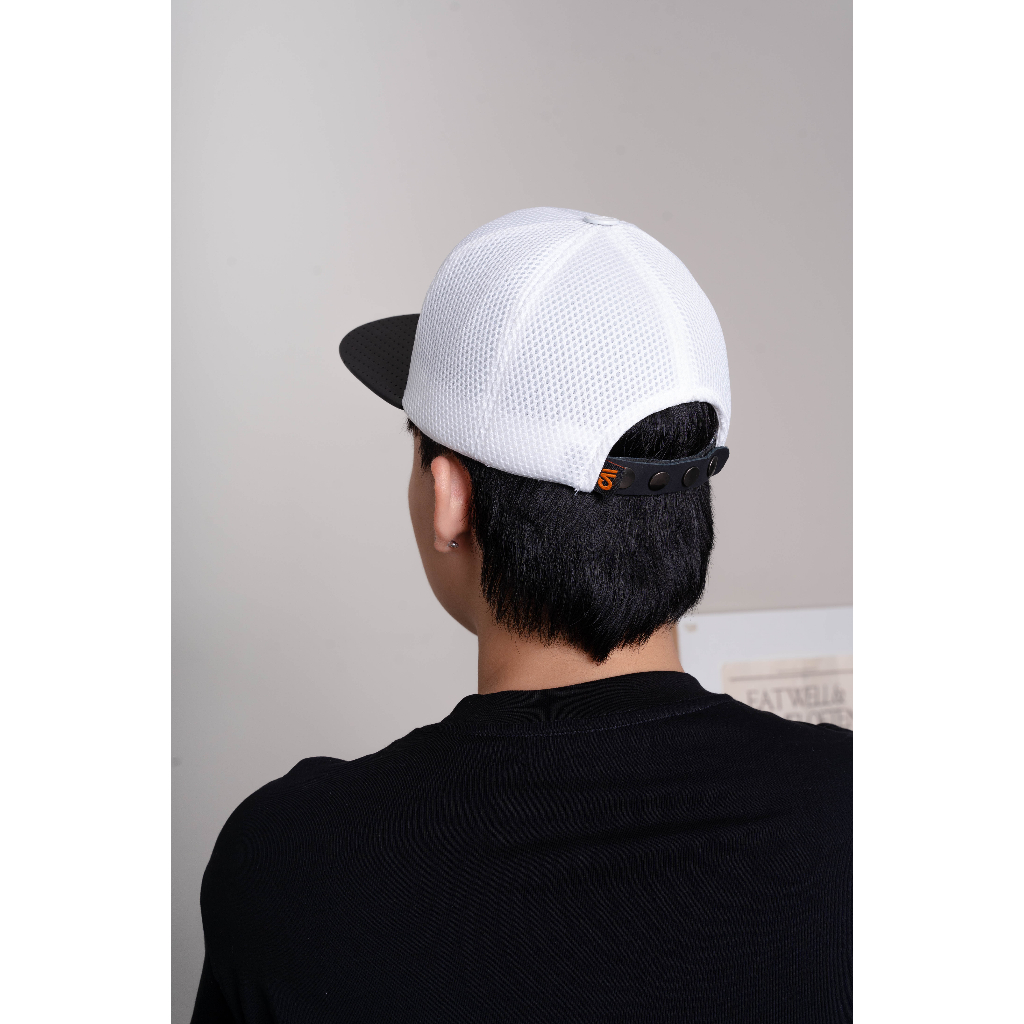 Mũ snapback màu trắng đen CAPMAN lưỡi ngang CM50