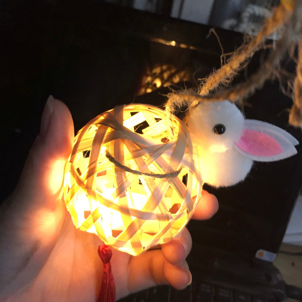 Đèn lồng thỏ giỏ tre thủ công cho bé vui Trung thu