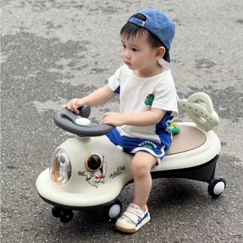 Xe lắc phi hành gia có đèn và nhạc cho bé