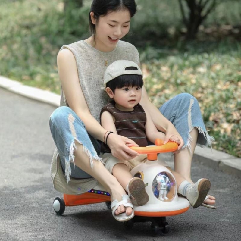 Xe lắc phi hành gia có đèn và nhạc cho bé