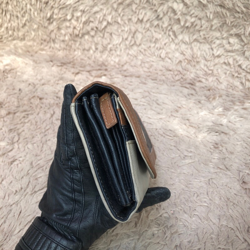 Túi ví chuẩn si. Túi ví qua sử dụng. Khách vui lòng xem hình nếu muốn biết thêm thông tin sản phẩm mời khách vô chat nhé