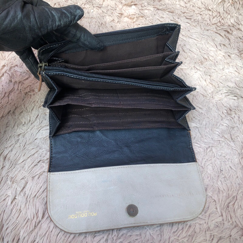 Túi ví chuẩn si. Túi ví qua sử dụng. Khách vui lòng xem hình nếu muốn biết thêm thông tin sản phẩm mời khách vô chat nhé