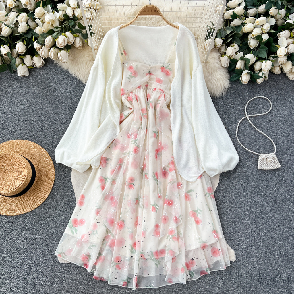 Set gồm áo khoác dệt dài tay + váy hai dây hoa nhí có lót ngọt ngào