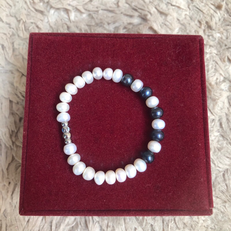 Vòng tay hạt trai cho nữ. Khách vui lòng xem hình và video. Mời khách vô chat để biết thêm thông tin sản phẩm nhé.Thanks