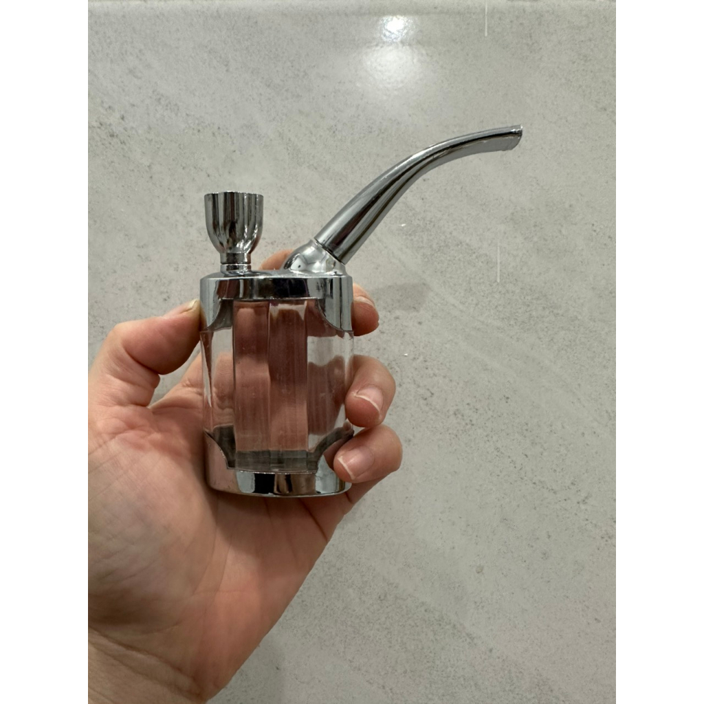 1 chai nhựa, màu sắc ngẫu nhiên.