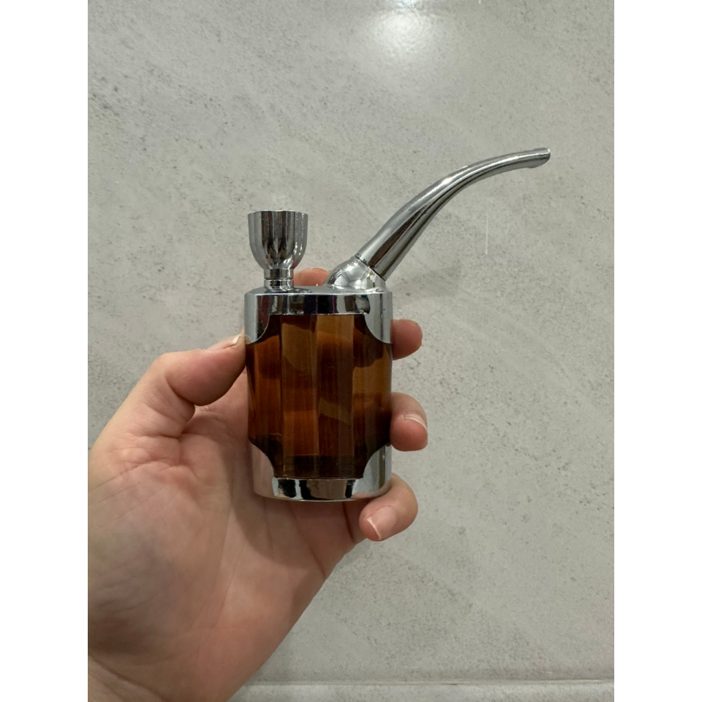1 chai nhựa, màu sắc ngẫu nhiên.