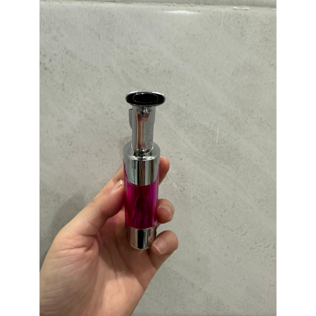 1 chai nhựa, màu sắc ngẫu nhiên.