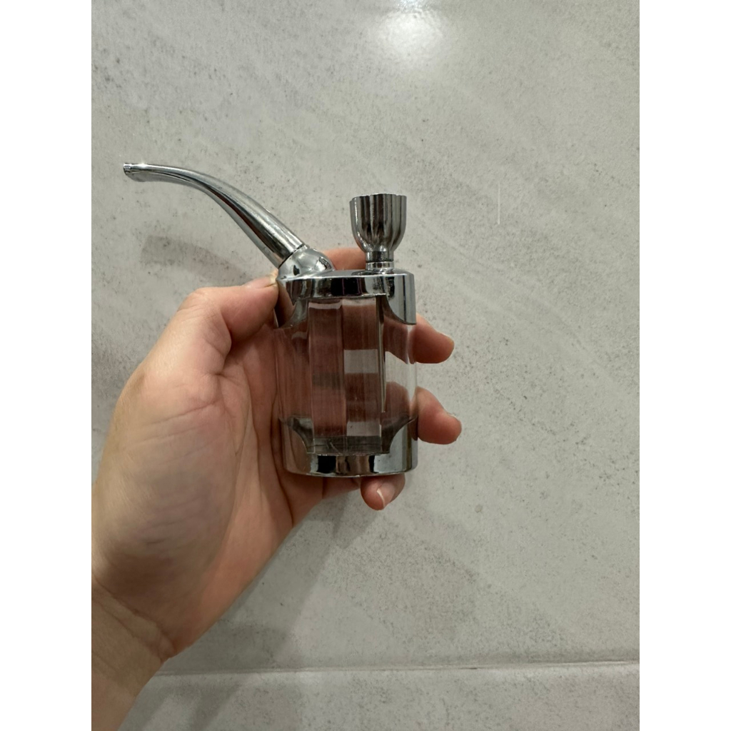 1 chai nhựa, màu sắc ngẫu nhiên.