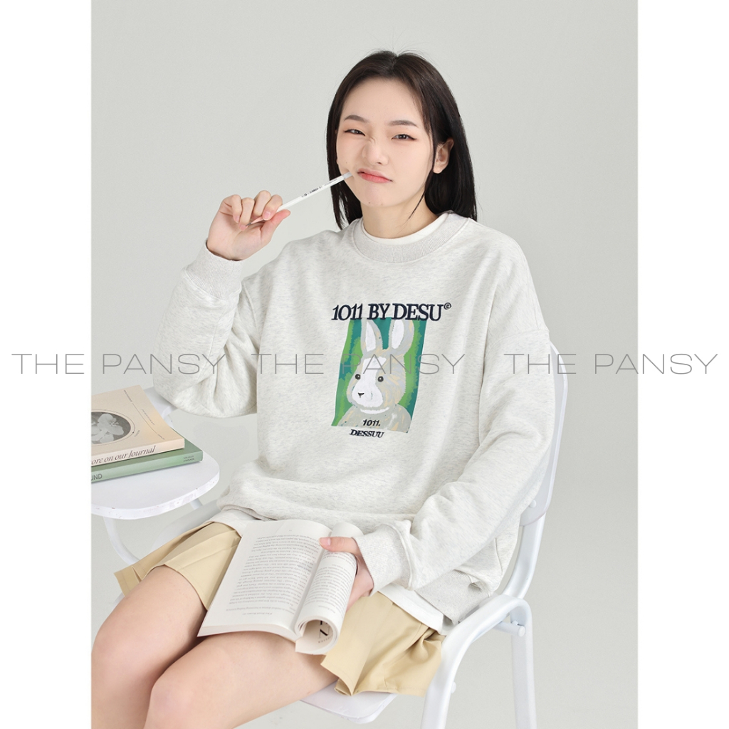 Áo sweater Dessuu hình in thỏ xám logo thêu 1011 BY DESSUU Mã 110