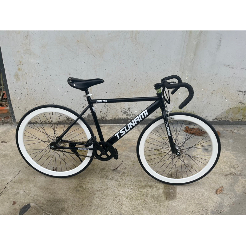 Xe đạp fixed gear Tsunami màu đen bóng có gắn tay thẳng