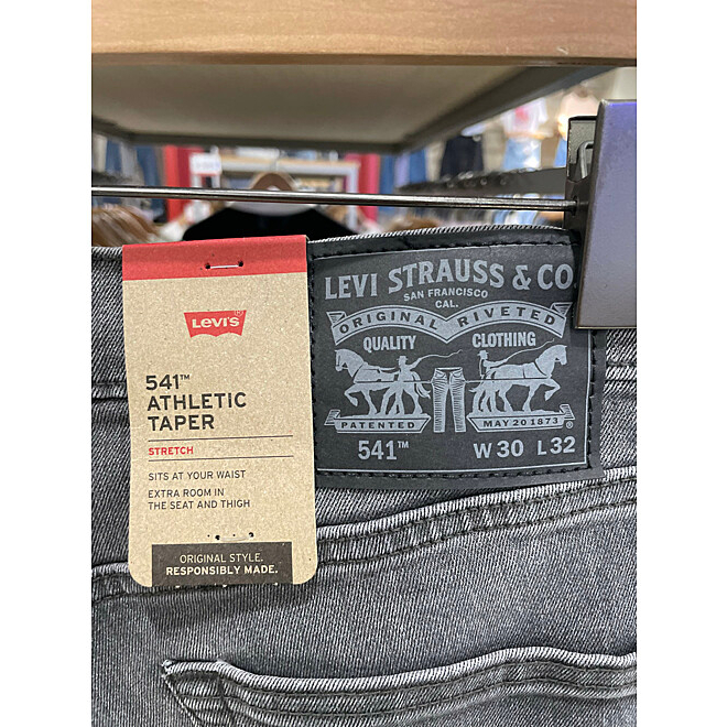 Levi's TAPER FIT sẵn size 30 32 34