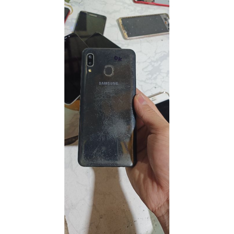 Cụm xác Samsung A20 sống zin  hư màn hình