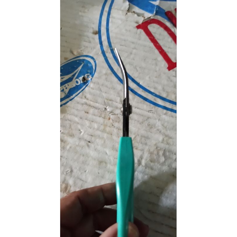 Kéo cắt mũi cong cán xanh lá cây .