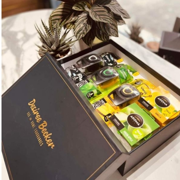 Combo hộp đựng quà và túi giấy thương hiệu Desiree Becker.