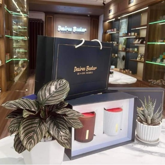 Combo hộp đựng quà và túi giấy thương hiệu Desiree Becker.