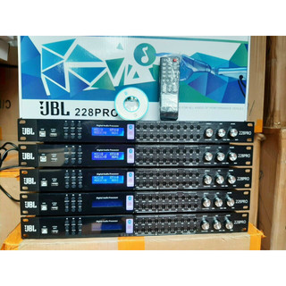 Vang số v8-jb là thiết bị xử lý 3 trong 1 gồm thiết bị eq, effect, crossover.
