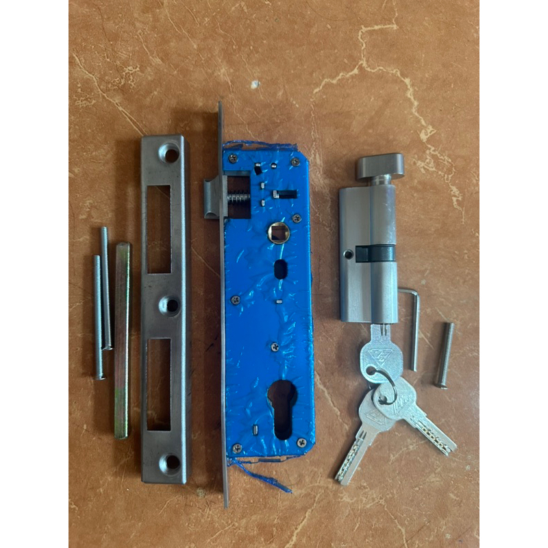 Khóa của nhựa lõi thép . Nhôm hệ 4500 . Khóa GQ tay vuông