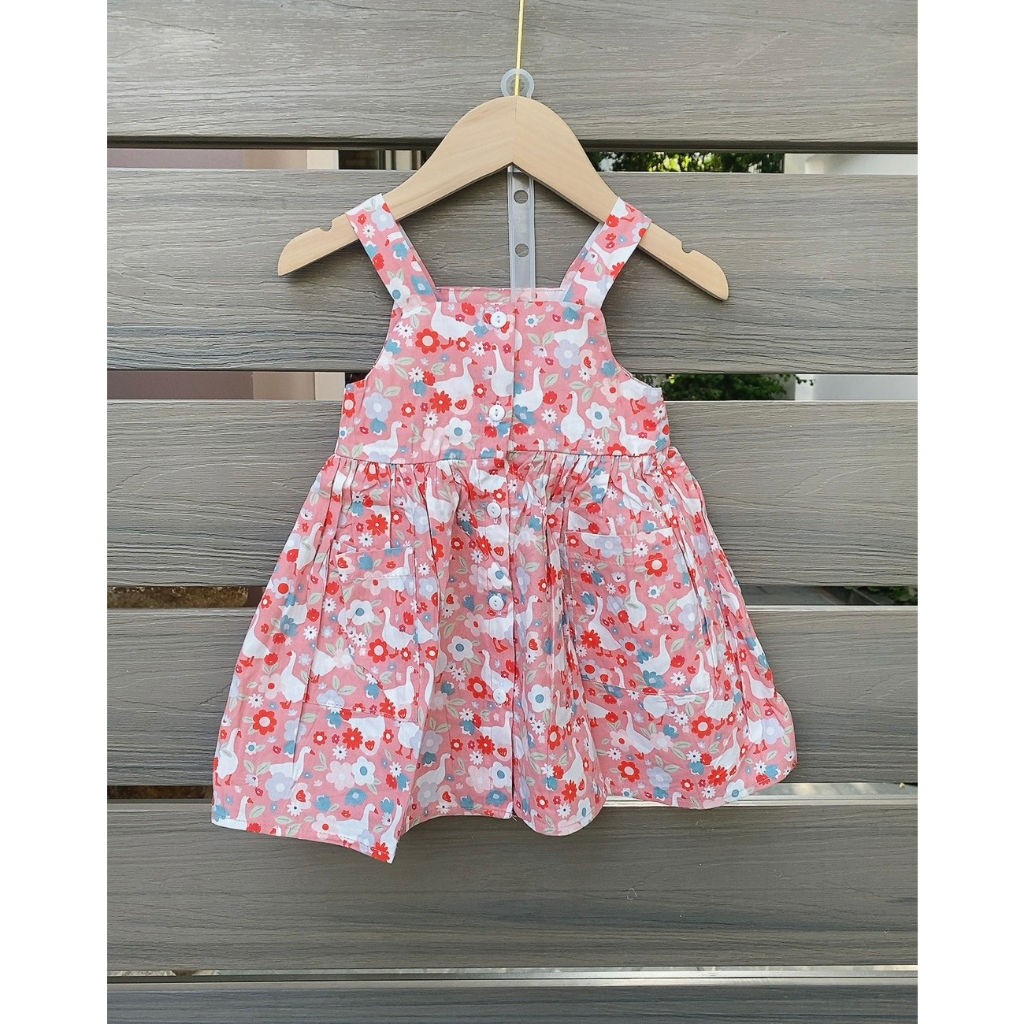 Váy thô cổ vuông, 2 dây bản to, váy cúc khuy cho bé dễ mặc