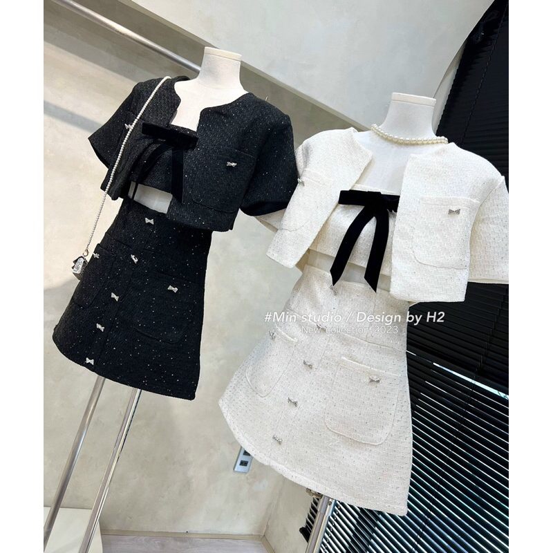 JENNYCLOSET | SET 3 MÓN : Áo khoác dạ tweed dáng crotop + Áo quây  + Chân váy chữ  A đính nơ đá tiểu thư
