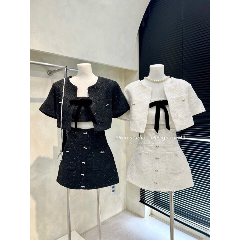 JENNYCLOSET | SET 3 MÓN : Áo khoác dạ tweed dáng crotop + Áo quây  + Chân váy chữ  A đính nơ đá tiểu thư