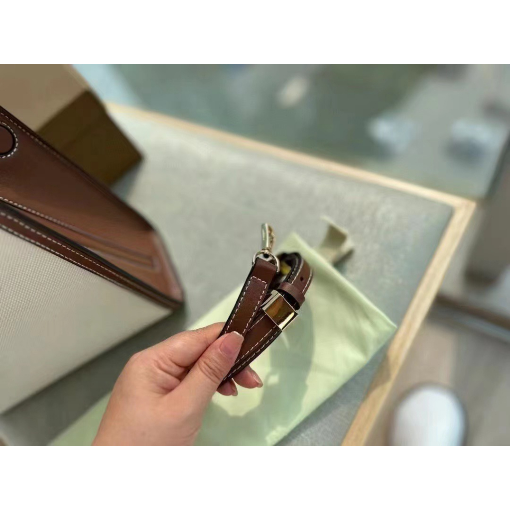 Túi xách Bur.be.ry tote size 23cm màu trắng