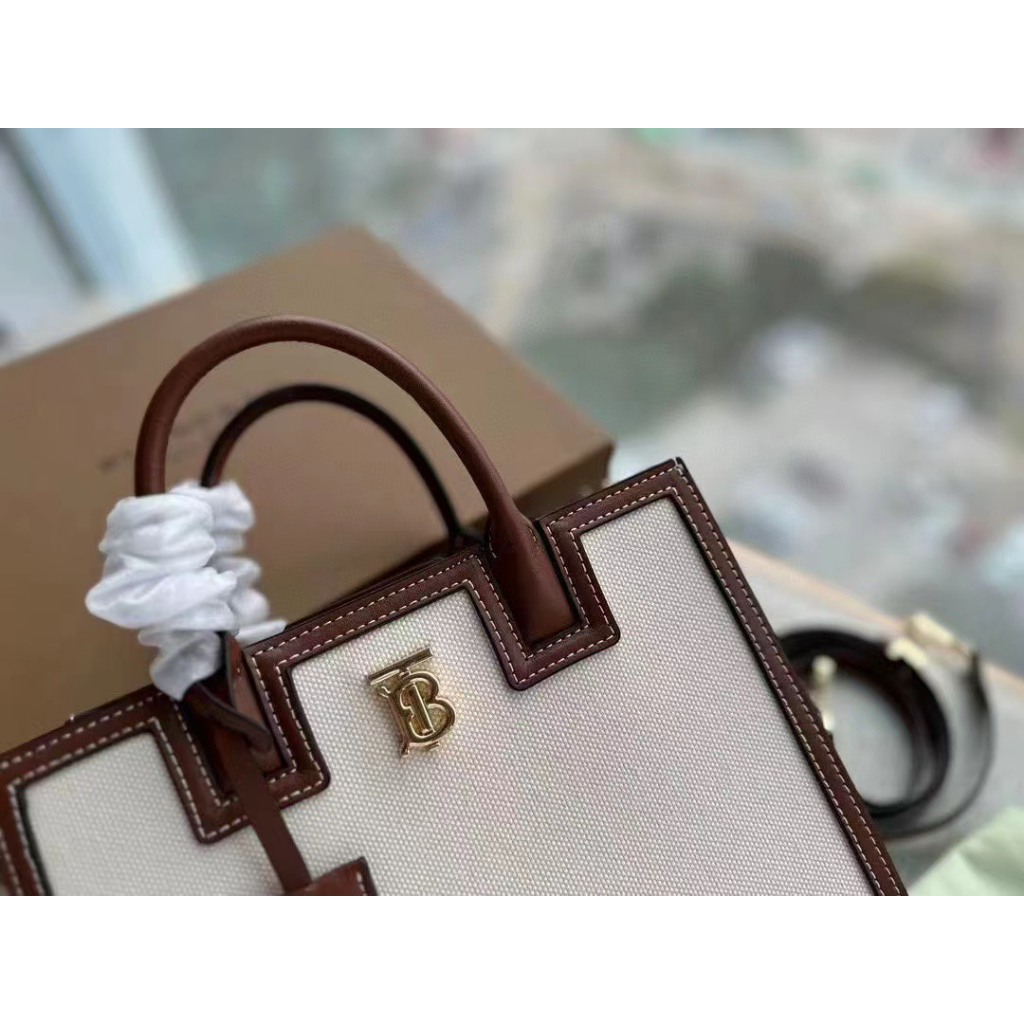 Túi xách Bur.be.ry tote size 23cm màu trắng