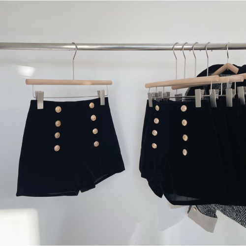 Quần Short Nhung Cạp Cao Phối 8 Cúc Sang Chảnh Tôn Dáng Vải Nhung Mềm Mại Cao Cấp | BigBuy360 - bigbuy360.vn