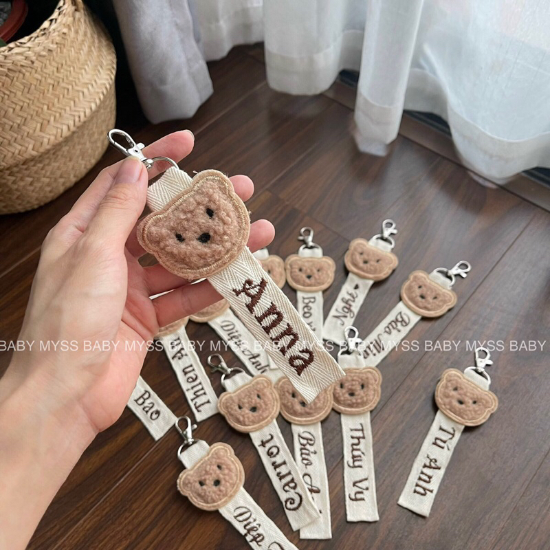Thẻ tên gấu treo ba lô cho bé thêu tên theo yêu cầu MYSS BABY
