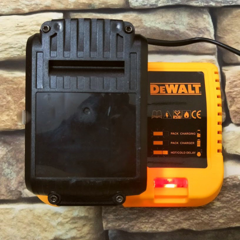 Sạc pin sạc đế 21V Dewalt dùng cho máy khoan pin