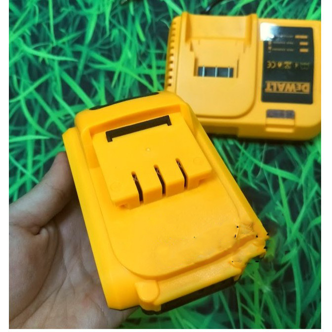 Sạc pin sạc đế 21V Dewalt dùng cho máy khoan pin