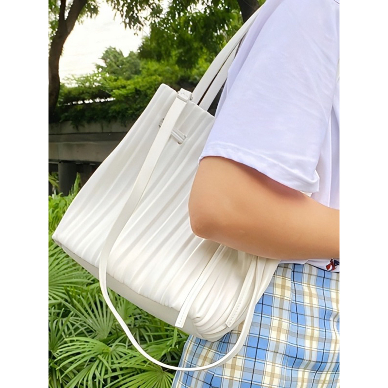 Túi Xách zara bucket dập ly da mềm 2 màu đen và trắng