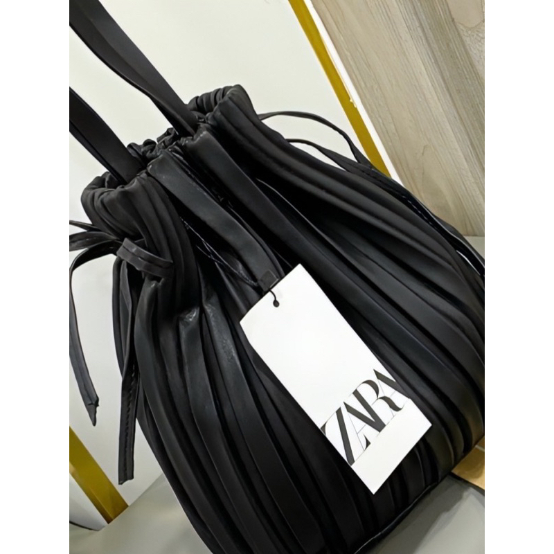 Túi Xách zara bucket dập ly da mềm 2 màu đen và trắng