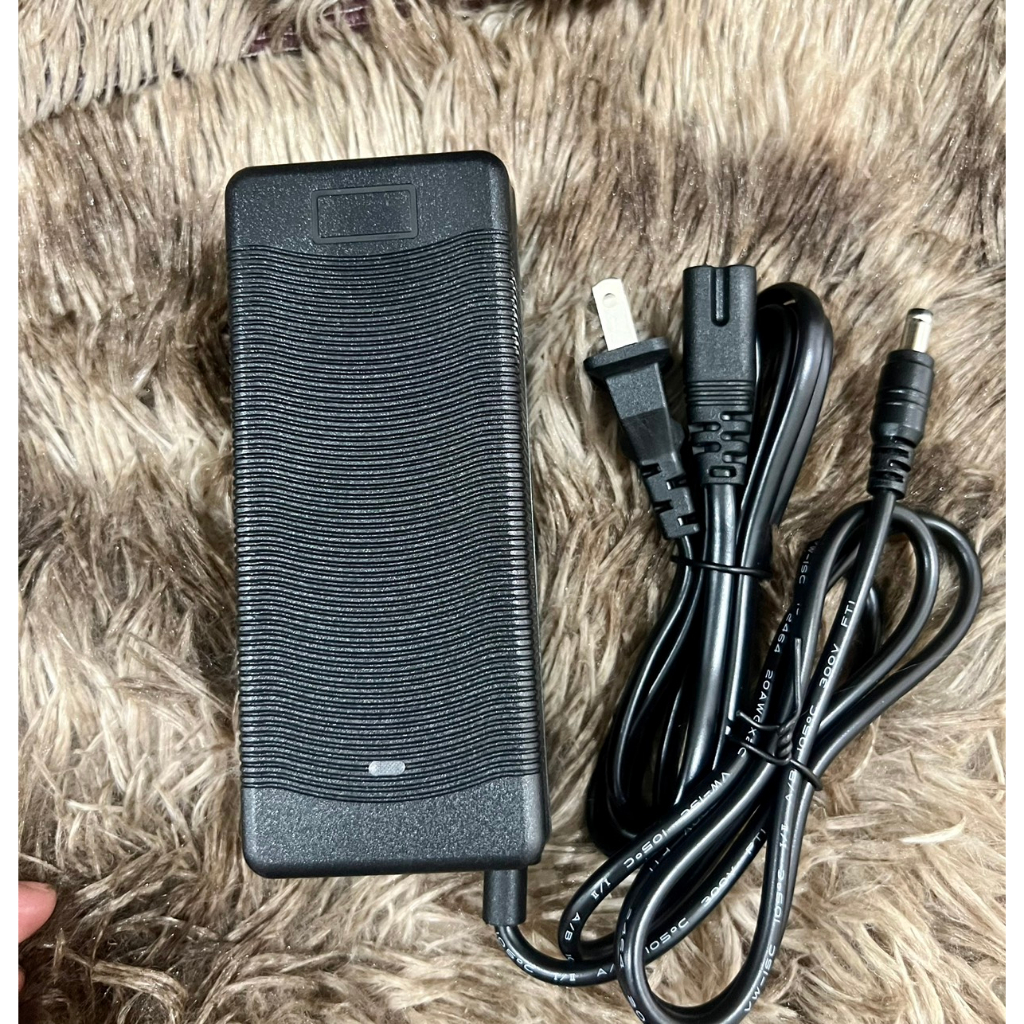 Sạc 7S 29.4V - 5A pin Li-ion , có quạt tản nhiệt và đèn báo đầy pin. BN.