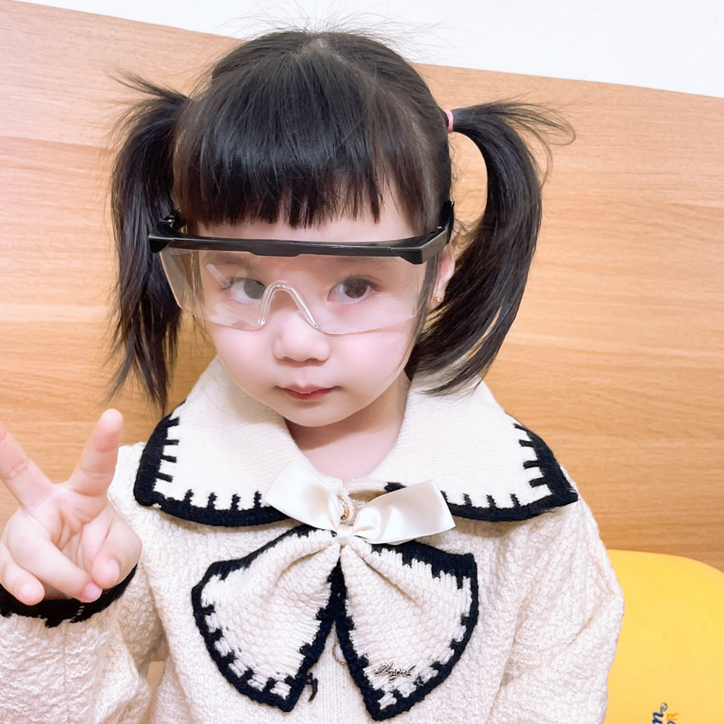 Kính bảo hộ cho bé