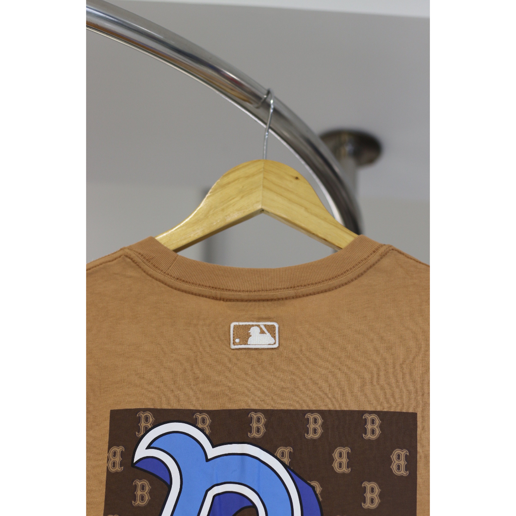 ÁO THUN MLB - OVERFIT MONOTIVE BOSTON RED SOX TSHIRT - "BROWN'" - CODE: 3ATSM3033-43SAS