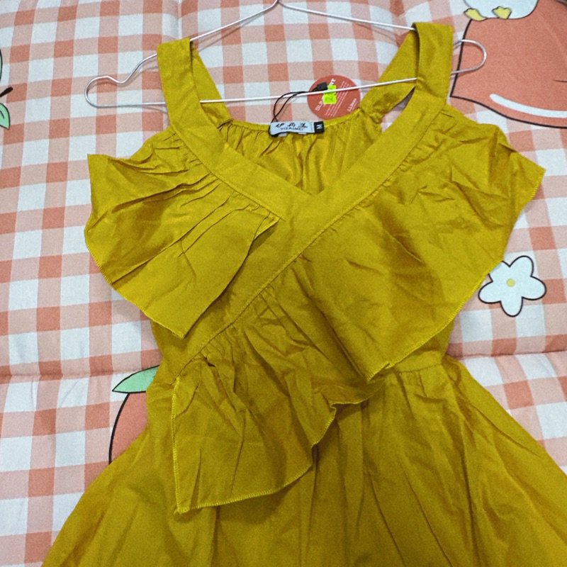 Đầm nữ 2 dây ,phối bèo dễ thương ,màu vàng, còn mới